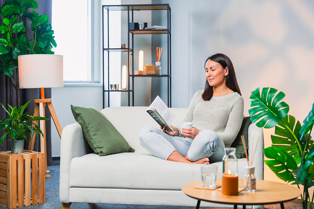 Makro detail materiálu – textura dřeva a precizní zpracování